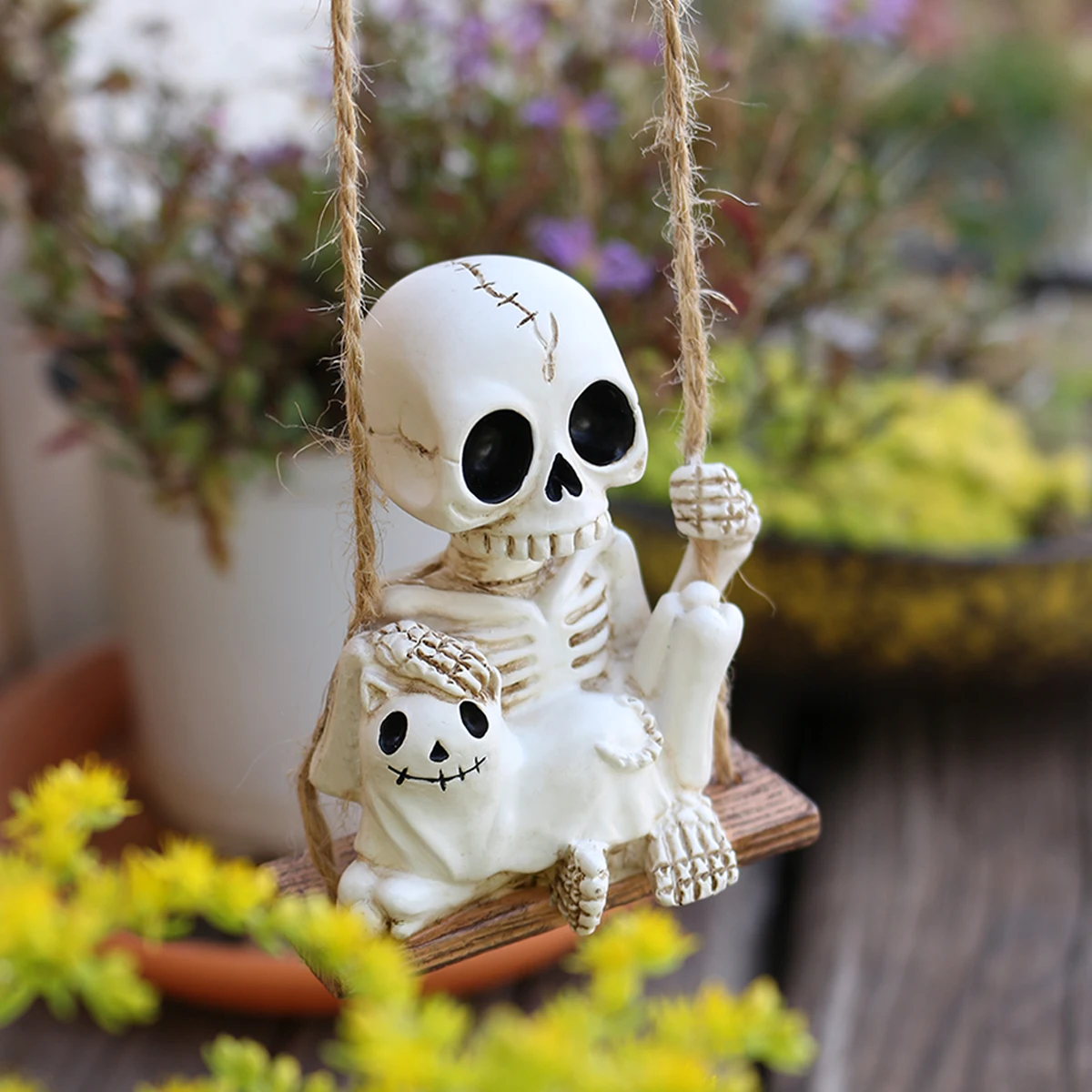Halloween Skeleton Holding a Cat Swing Hanging Ornament, Vintage Distressed Skeleton Cute Pet Decoration, Resin Decoration for Garden, Tree, and Window Holiday Atmosphere