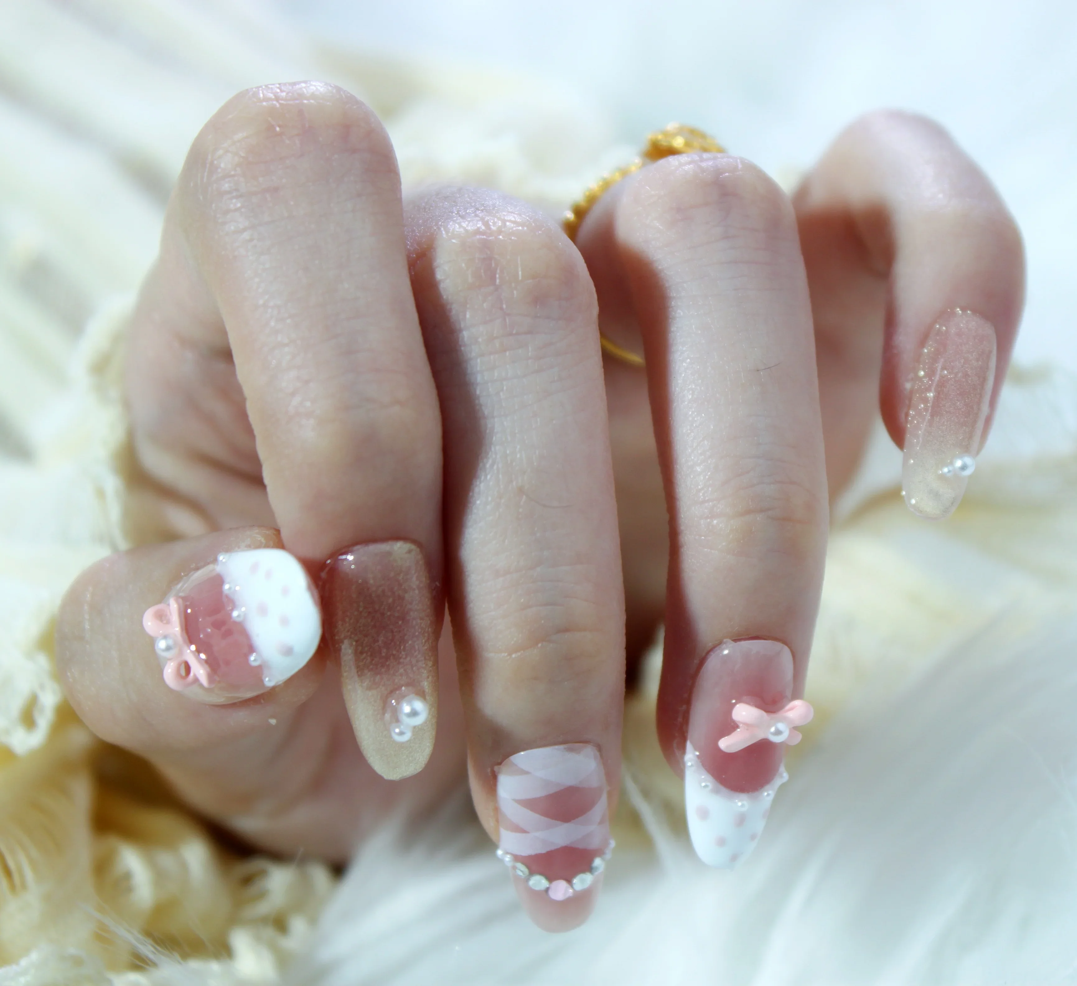 10 Uds. De uñas postizas francesas doradas con purpurina de perlas y lazo hechas a mano ovaladas medianas de color rosa dulce, manicura acrílica usable