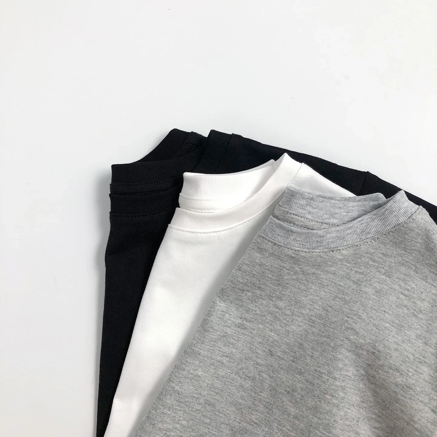 Herbstliches Baumwoll-T-Shirt für Kinder, einfarbig, im koreanischen Stil, mit langen Ärmeln, locker geschnitten, für Jungen und Mädchen, Größe 2-7 Jahre, weiche und atmungsaktive Kinderkleidung. – Detail 6