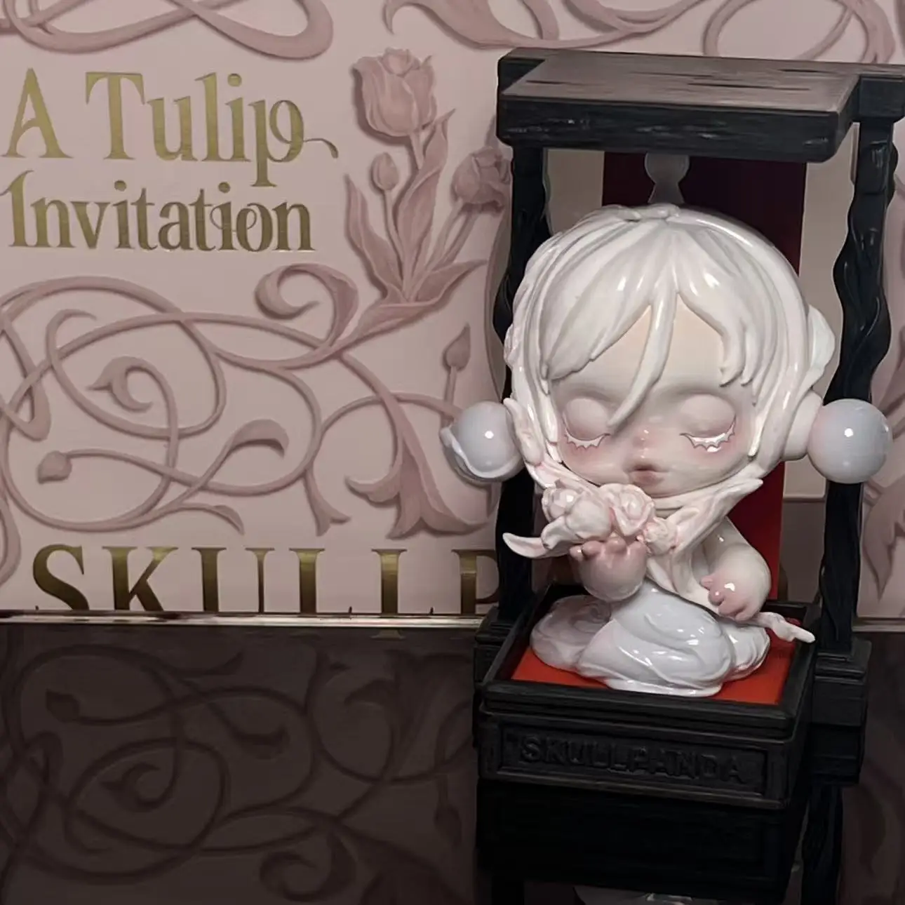 

POPMART SKULLPANDA Series TULIP INVITATION Аниме Фигурка Слепая коробка Игрушки Милая модель Подарок Подлинная коллекция настольных украшений