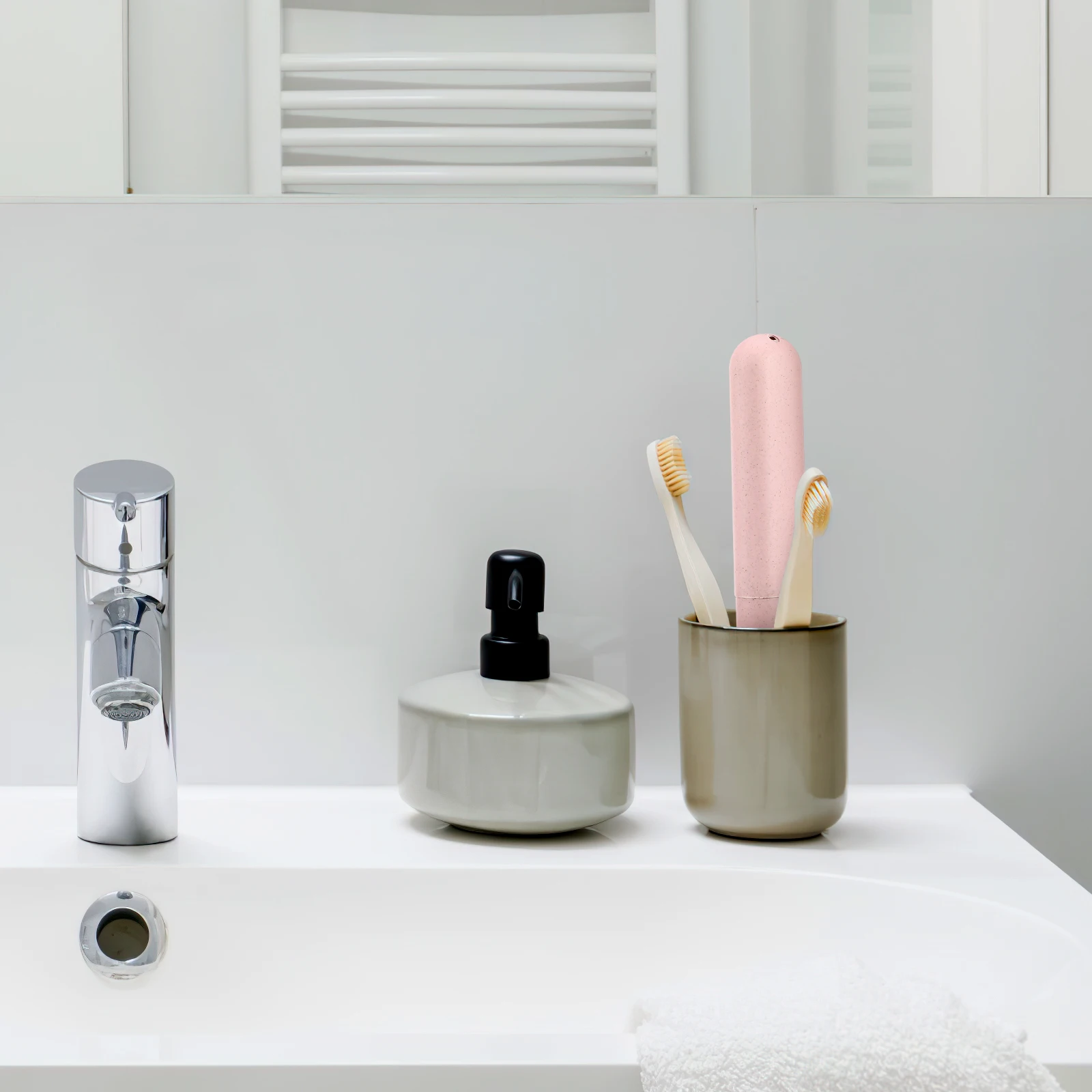 

4pcs Portable Toothbrush Holder Travel Toiletry Case 20x3x2cm Lightweight Plastic Foldable Toothbrush Storage