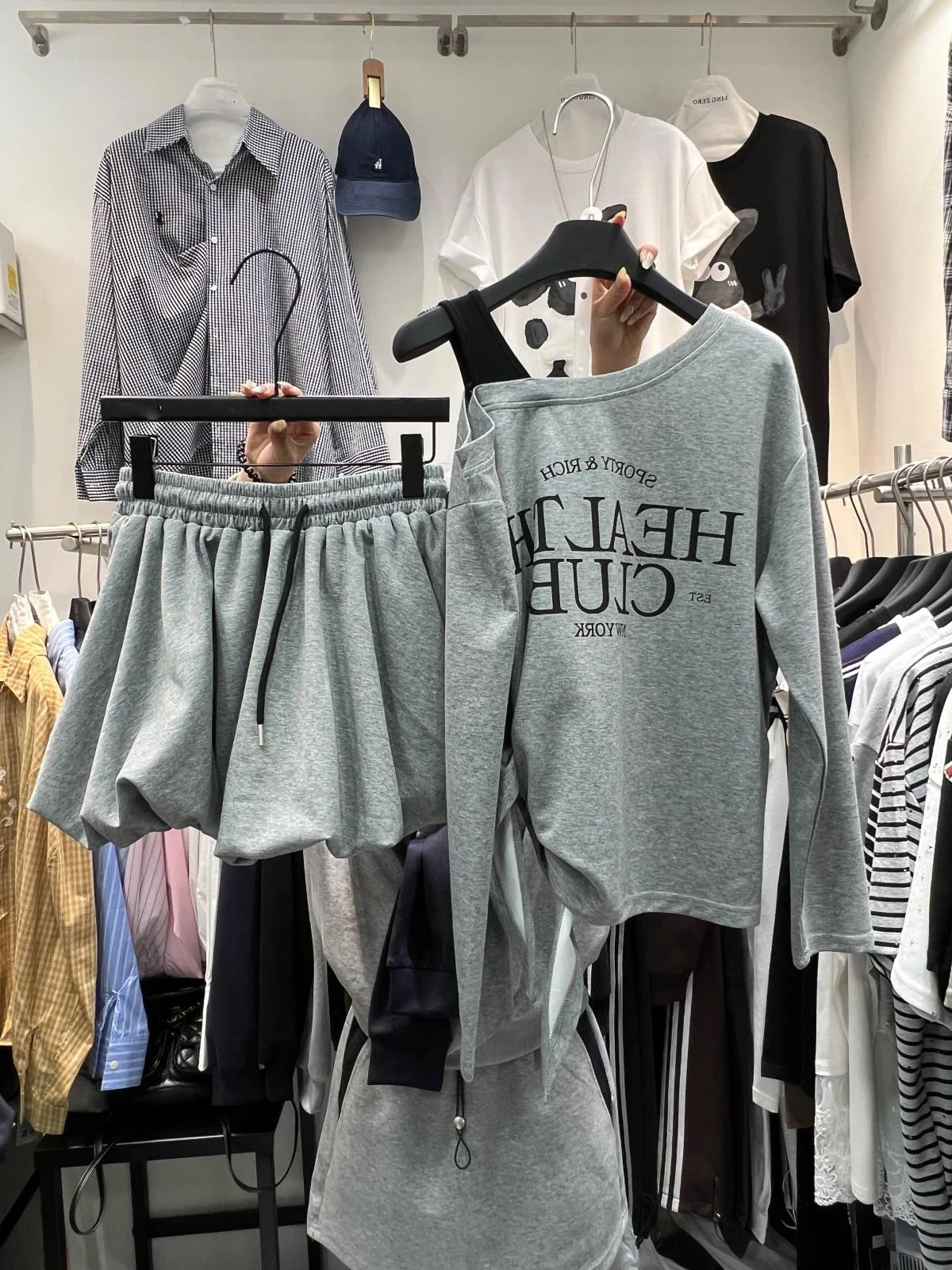 

Американский сладко-острый комплект с принтом-буквой: футболка и брюки для женщин, весна-осень, новинка, свободный крой, для повседневной носки