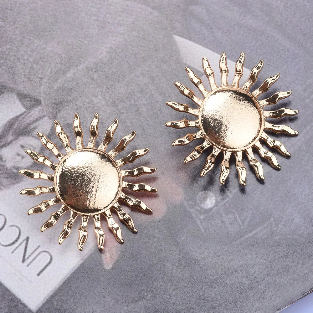 2025 New Fashion Golden Big Sun Shape Metal Earrings Women Indian Vintage Retro Punk Statement Earrings Jewelry