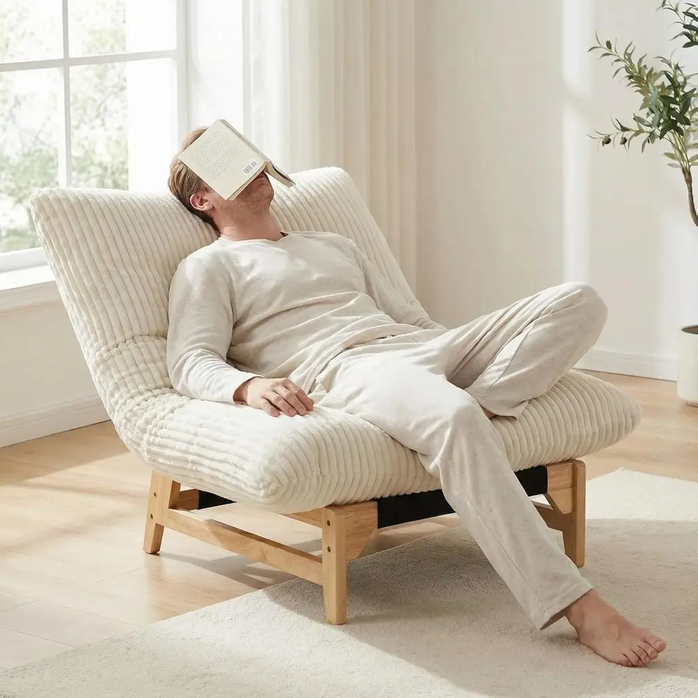 

Просторное, уютное кресло для взрослых: с глубоким сиденьем и поддержкой для чтения и отдыха, белого цвета.