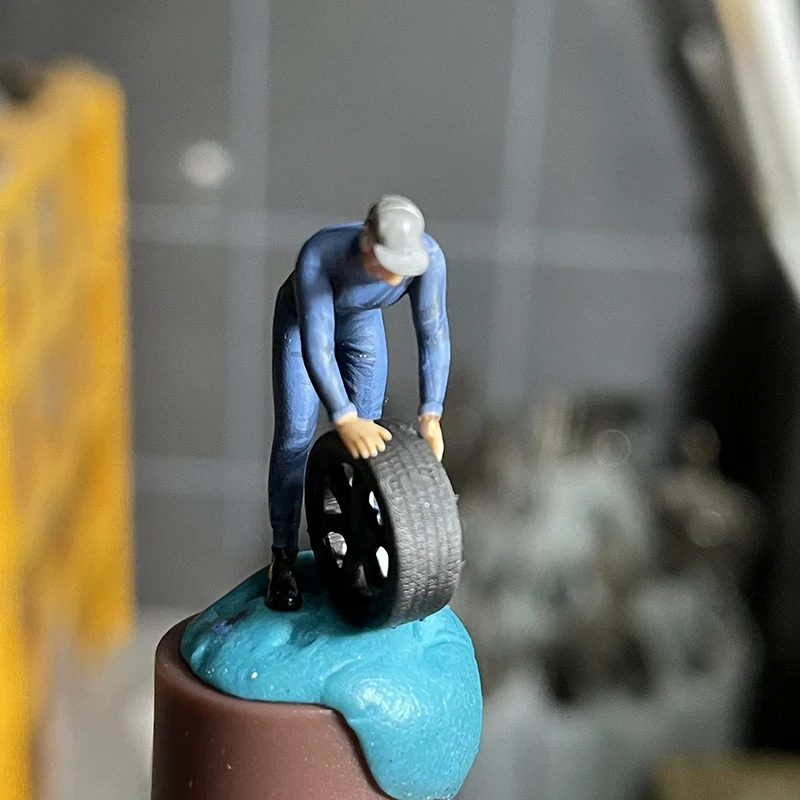1:64 Scale Tire-Changing Figure Model Scene Accessory Set Display Static Decorative Display