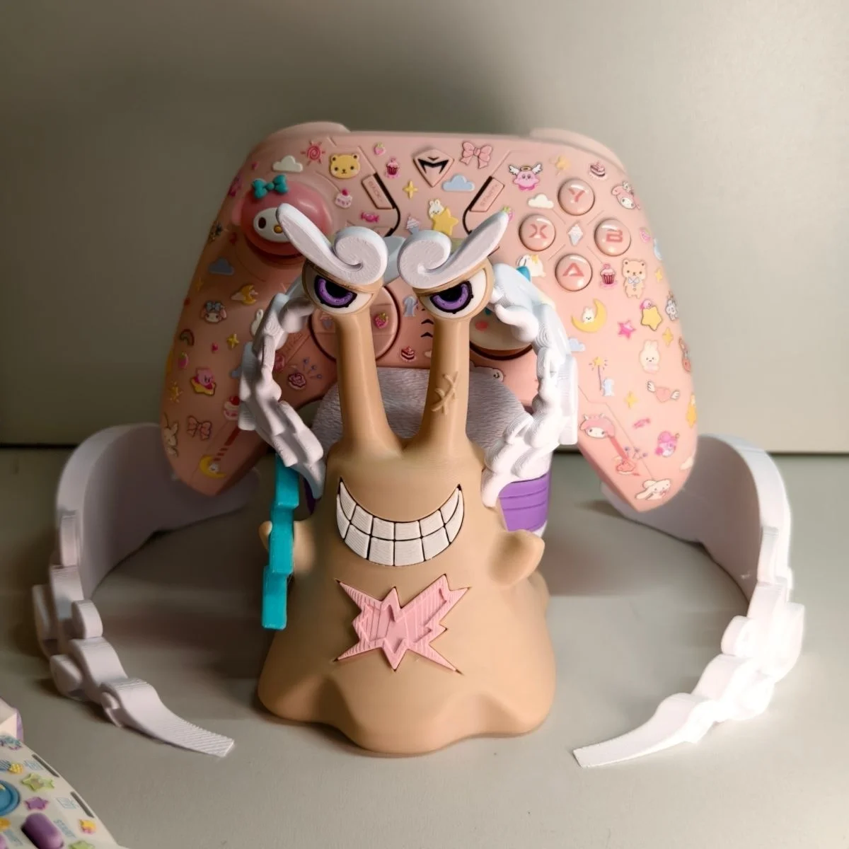 

Держатель для игрового контроллера Den Den Mushi с персонажами аниме One Piece (Луффи, Зоро) для PS4/PS5/Xbox/Switch, игровой аксессуар, украшение для стола, игрушки, подарок для детей