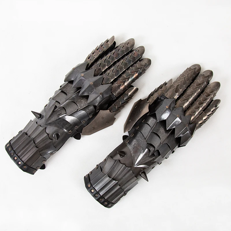 1:1 reproduction of medieval knight armor gloves, featuring movable knuckles, suitable for role-playing and collection display