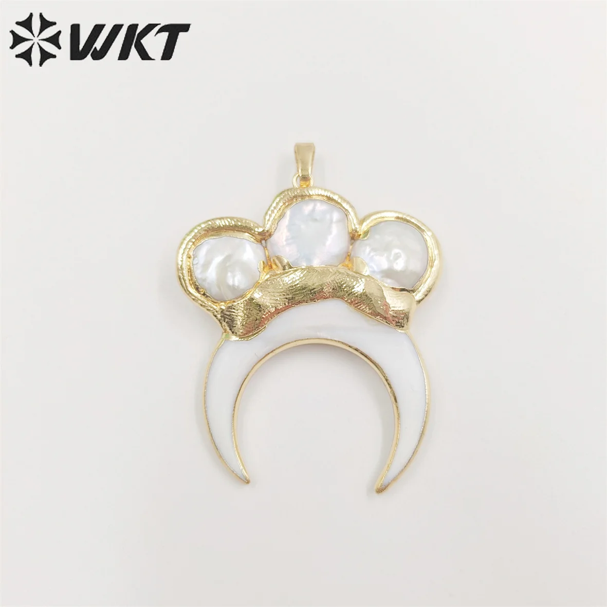 WT-MP254 Wholesale Fashion White Shell Crescent Horn Pendant With Triple Pearl Charming Jewelry 18k  Gold Plated Moon Shape