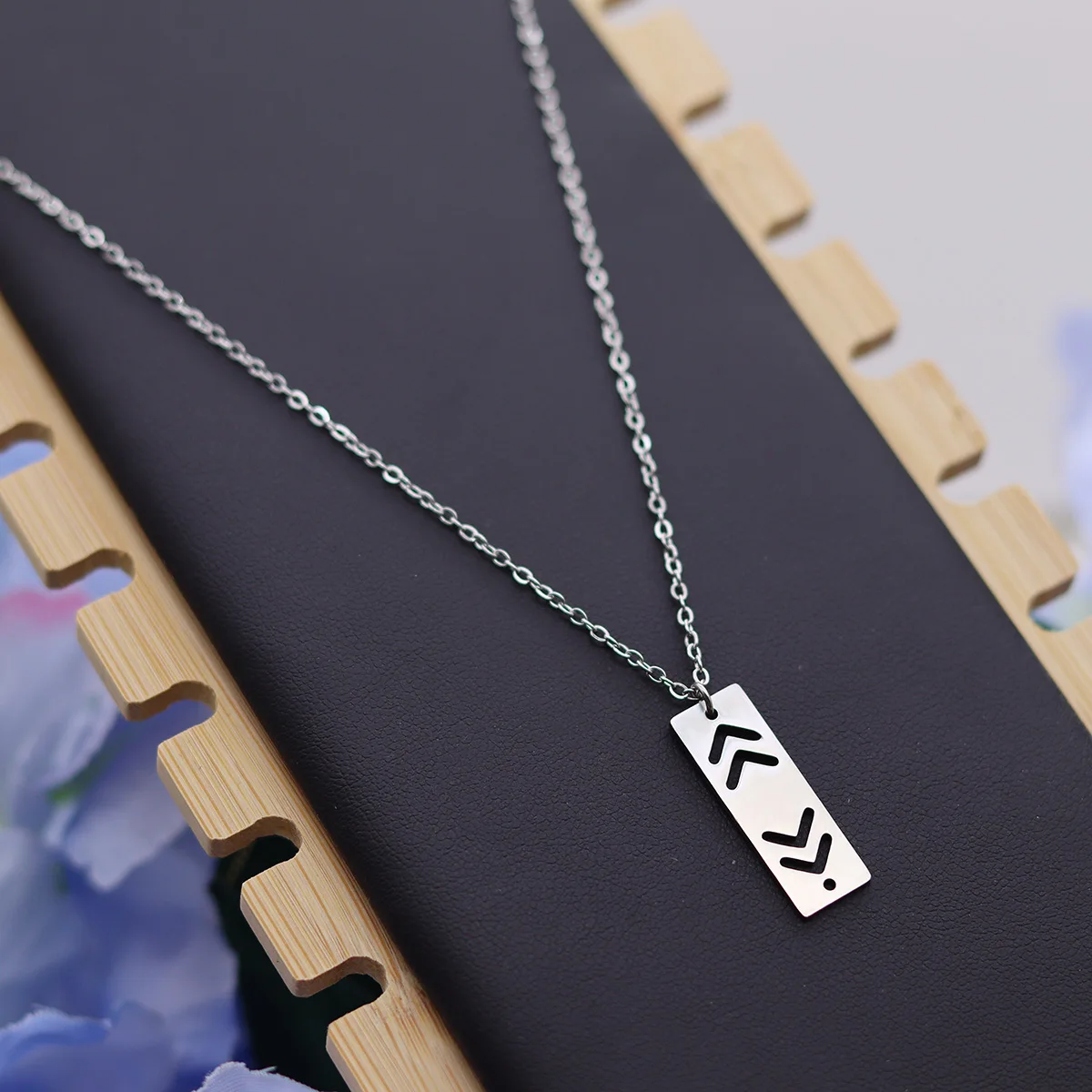 Stainless steel geometric hollow arrow pendant, simple trendy brand, versatile and fashionable couple's jewelry necklace