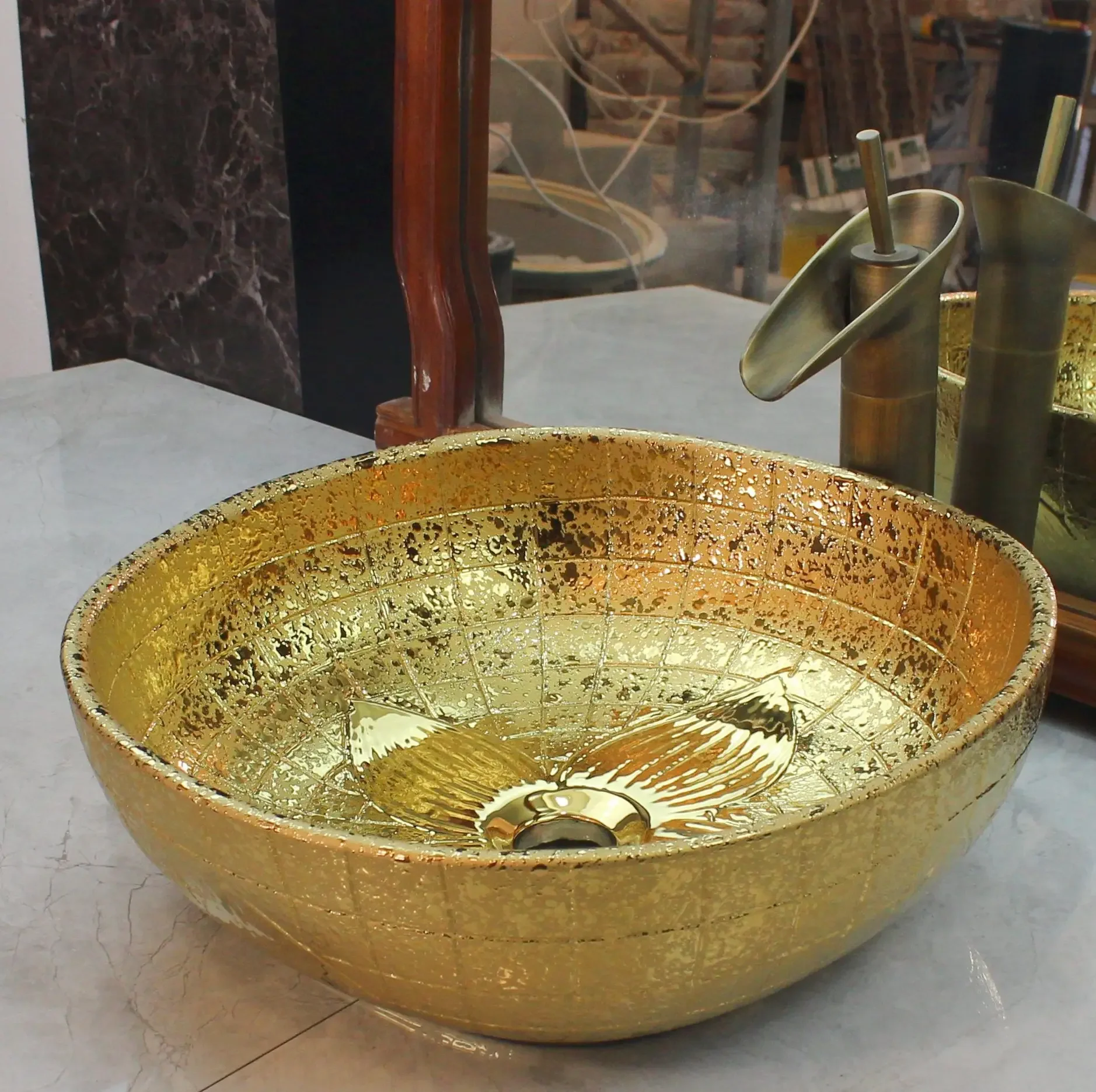 j* Easy Clean Luxury Big Size Decorative Artistic Basin Ceramic Golden Brushed Round Bathroom Table Top Lavatory Sink
