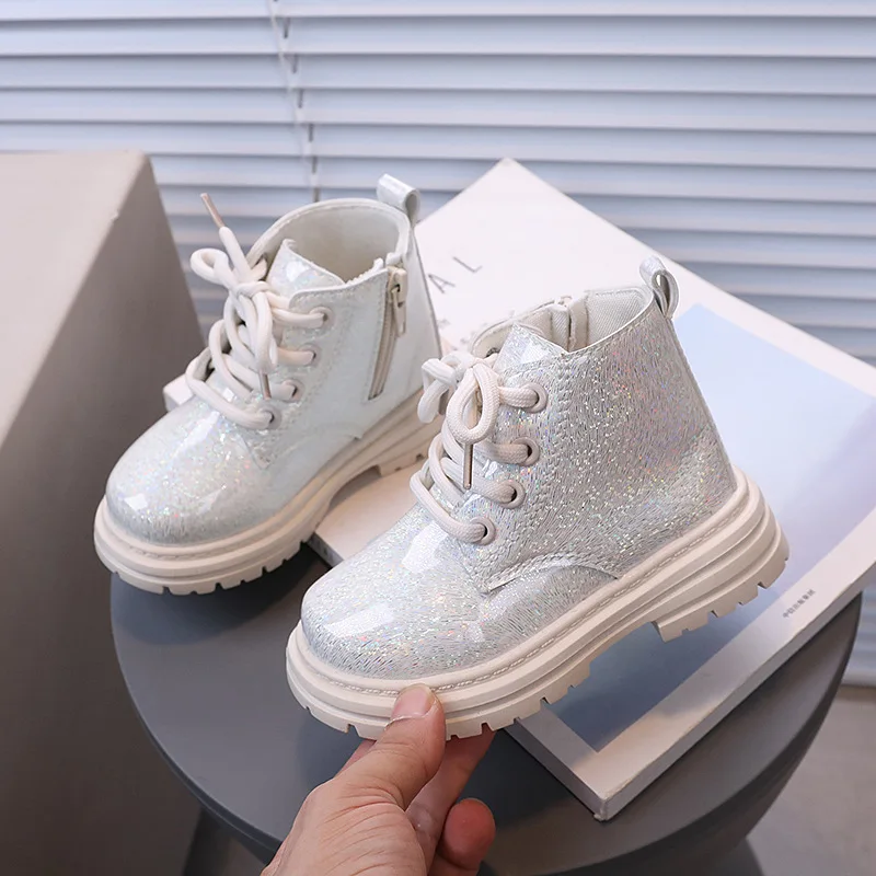 الفتيات الأميرة الأحذية الكورية نمط الاطفال أحذية بوت قصيرة لامعة موضة 2025 الخريف الشتاء جديد الأطفال حذاء من الجلد لينة تنوعا