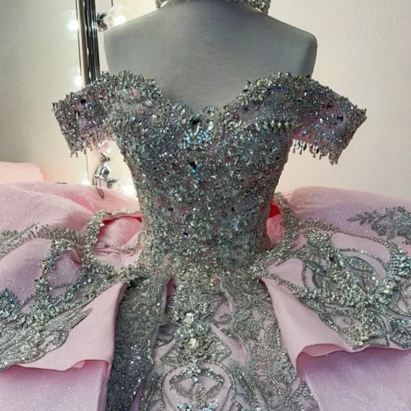 

Розовое платье Quinceanera с открытыми плечами, кружевное блестящее платье с кристаллами и длинным хвостом, с бантом, платья de 15, Quinceanera ﻿ Настроить