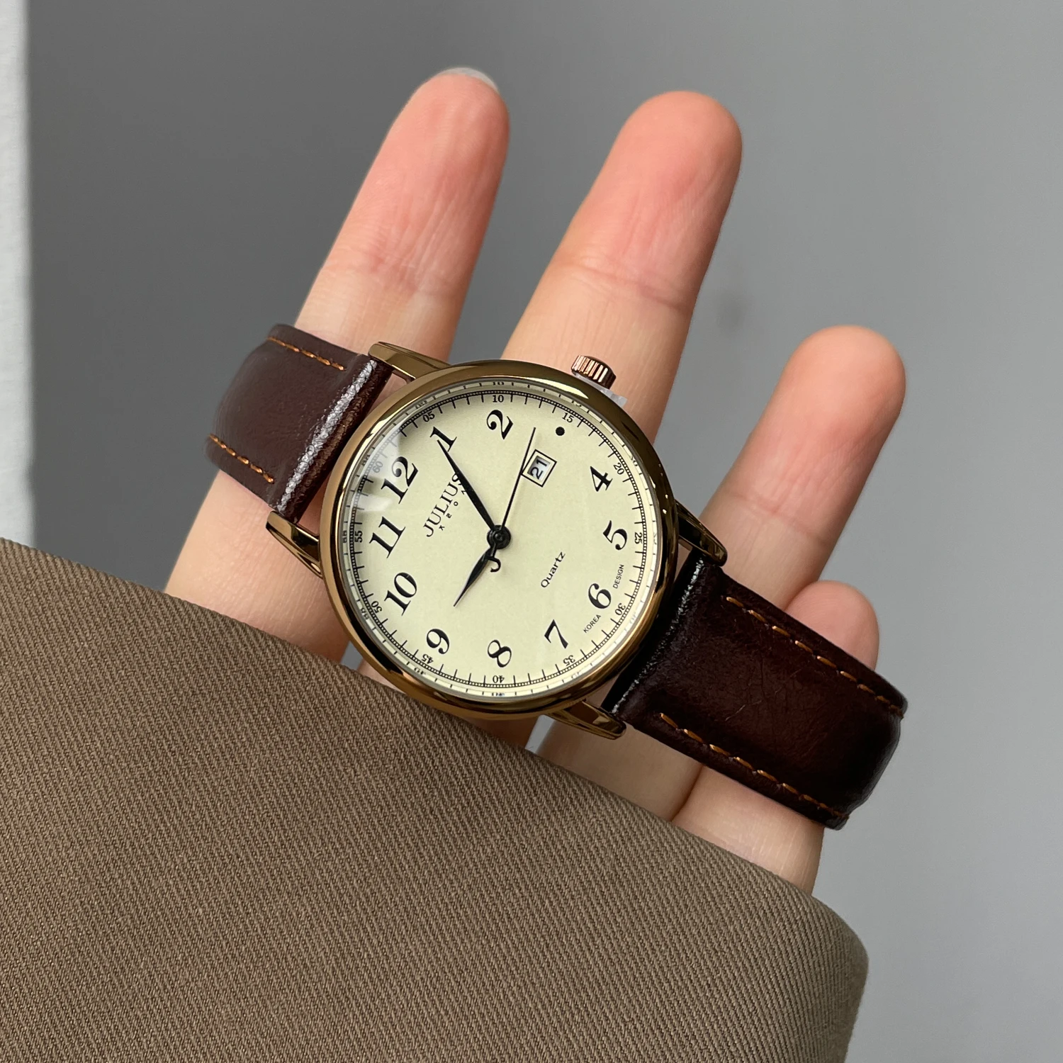 Large dial brown gold watch for women 2026 new art design women's watch retro high quality fashion quartz watch gift for women