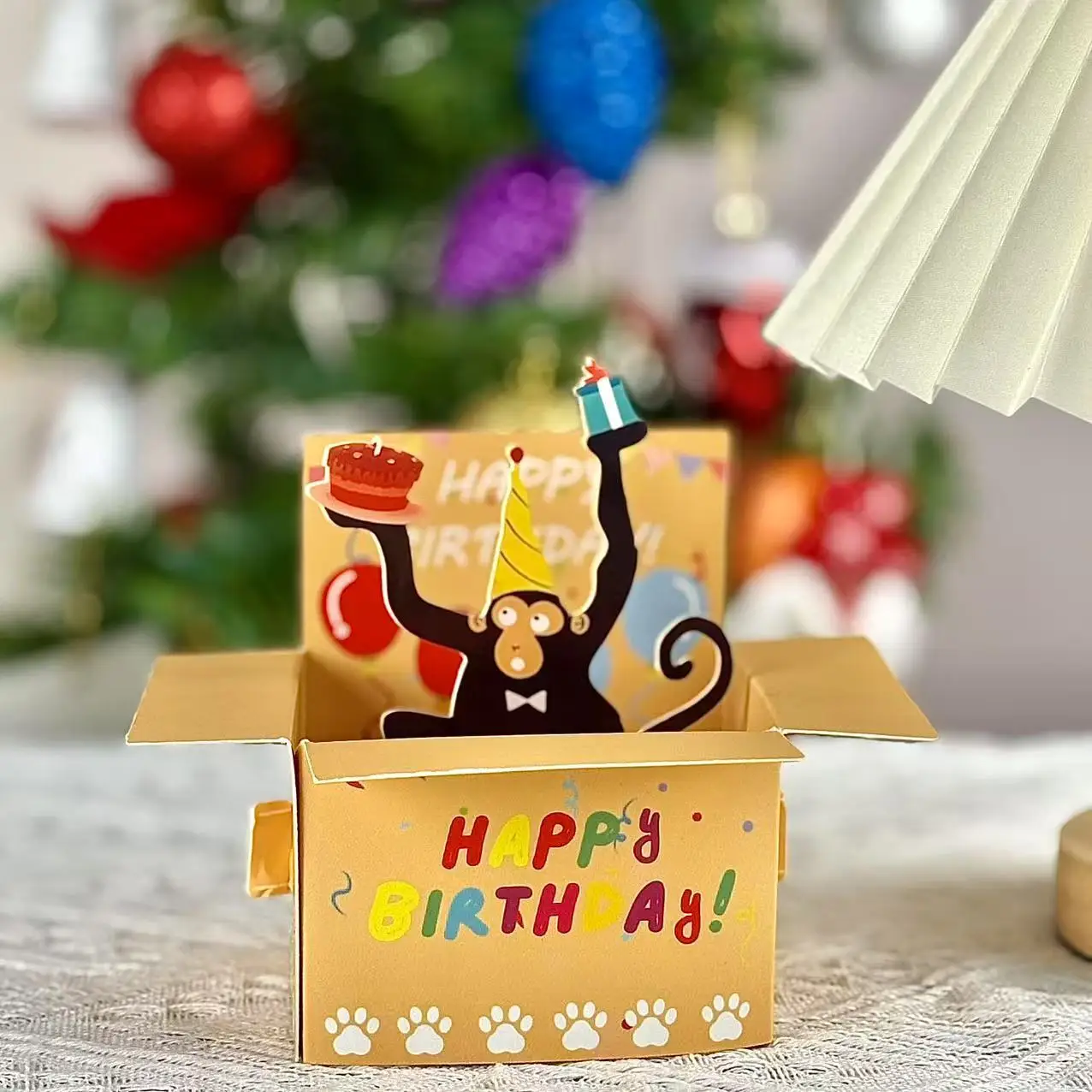 بطاقة عيد ميلاد منبثقة ثلاثية الأبعاد مضحكة على شكل قرد/كلب/كبار السن مع "عيد ميلاد سعيد!" لافتة وبالونات، بطاقة دعوة للحفلات لأعياد الميلاد #1