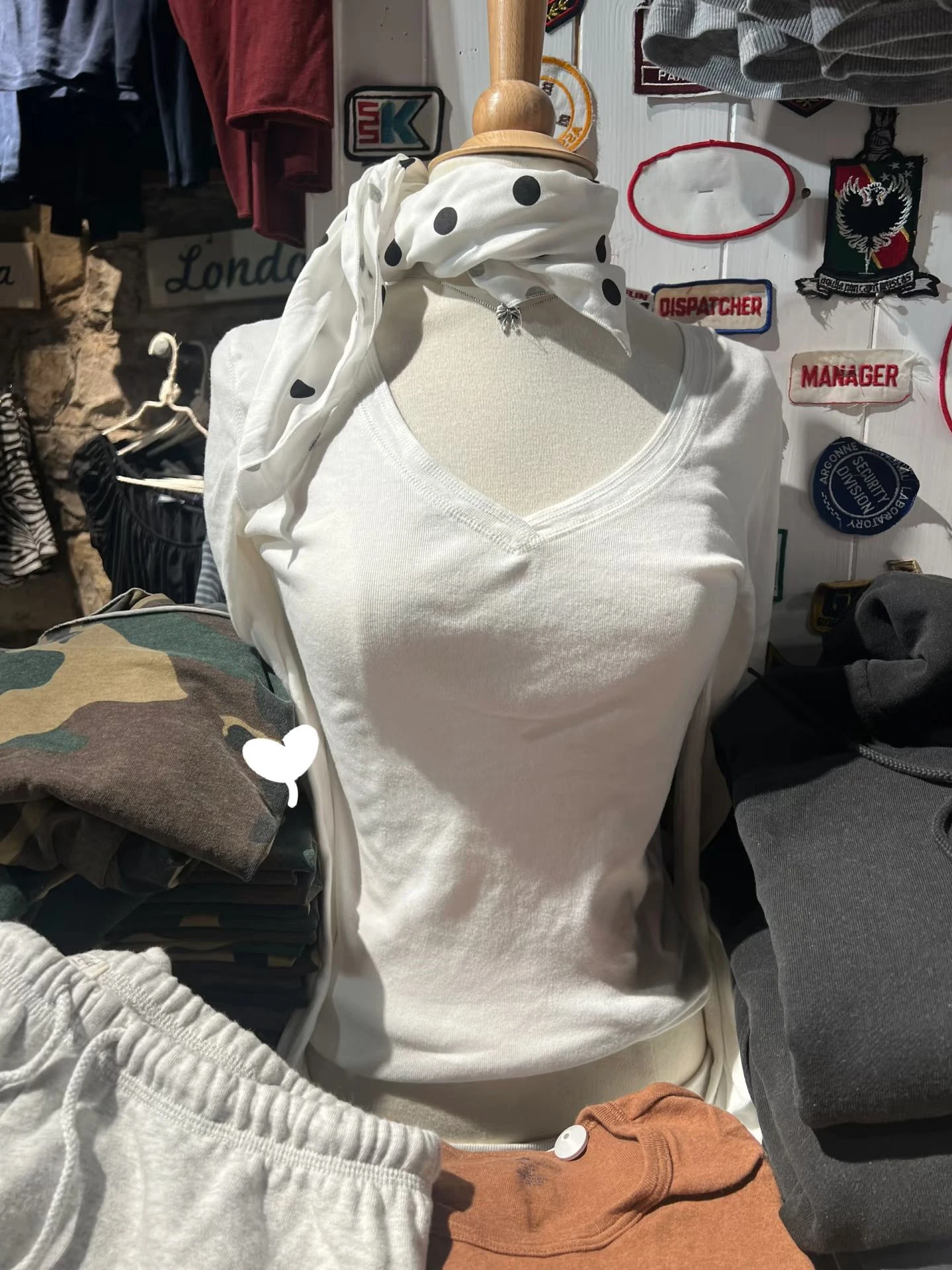 

Белая базовая футболка с длинным рукавом, женская осенняя хлопковая тонкая футболка с v-образным вырезом, повседневные простые универсальные футболки в консервативном стиле, новые топы