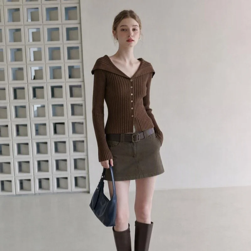 YZJNH 2026 Autumn New Knitted T-shirt Women's French V-neck Elegant Minimalist Versatile Multi color Long sleeved Knitted Top Wo