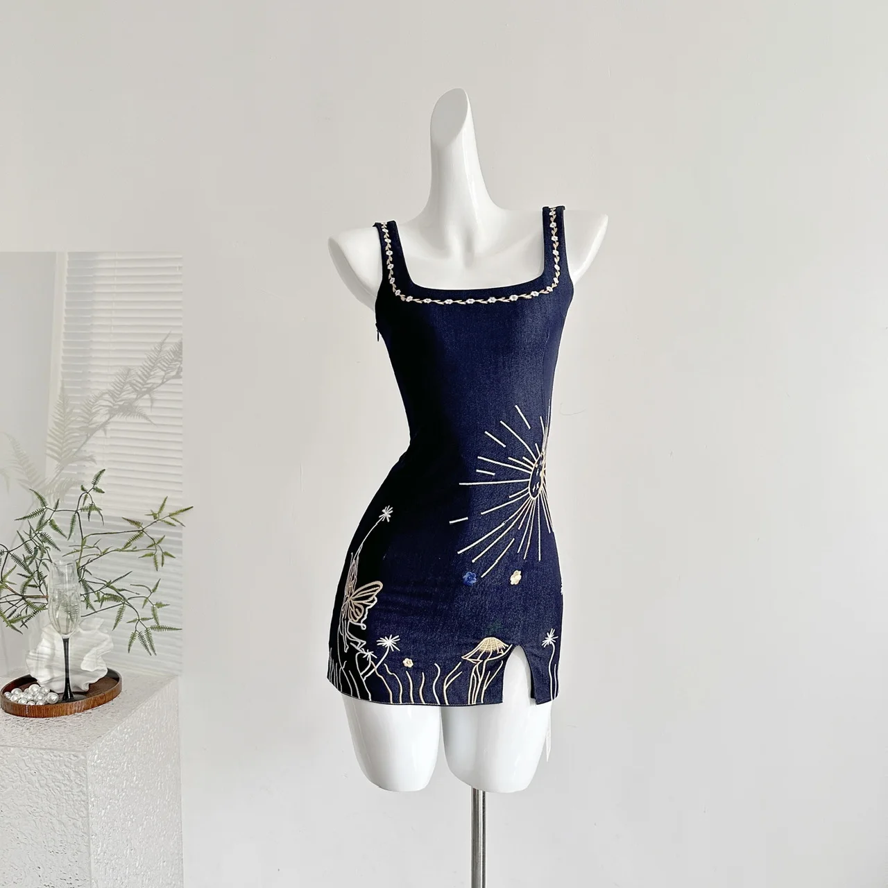 Letnia Damska Mini Seksowna Sukienka Y2k Wieczorowa Imprezowa Gyaru Bez Rękawów Modna Obcisła Estetyczna Haftowana Vintage Rozcięcie Cami