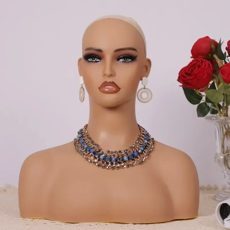 

Реалистичная женская голова манекена с плечами для париков. Стайлинг фотографии.