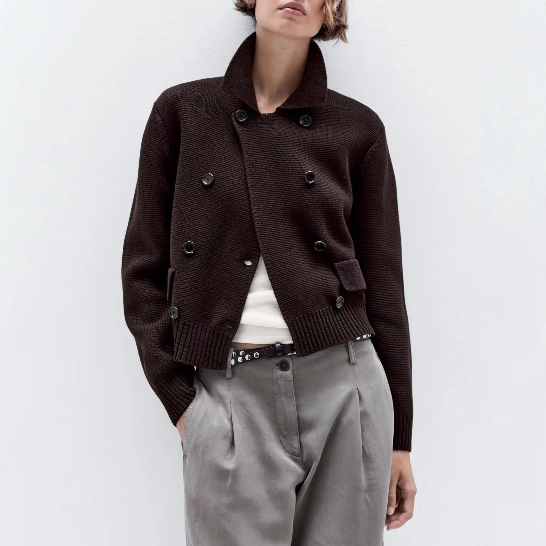 

2025 Новый осенне-зимний женский модный двубортный вязаный кардиган с лацканами в британском стиле для женщин