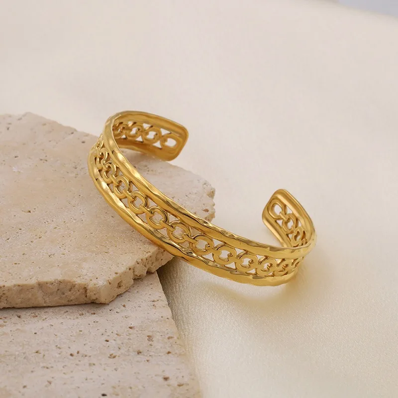 

Персонализированный модный браслет C-образной формы, легкий люксовый, полый, круглый, с эффектом высокого класса, регулируемый, из титановой стали, не тускнеет.