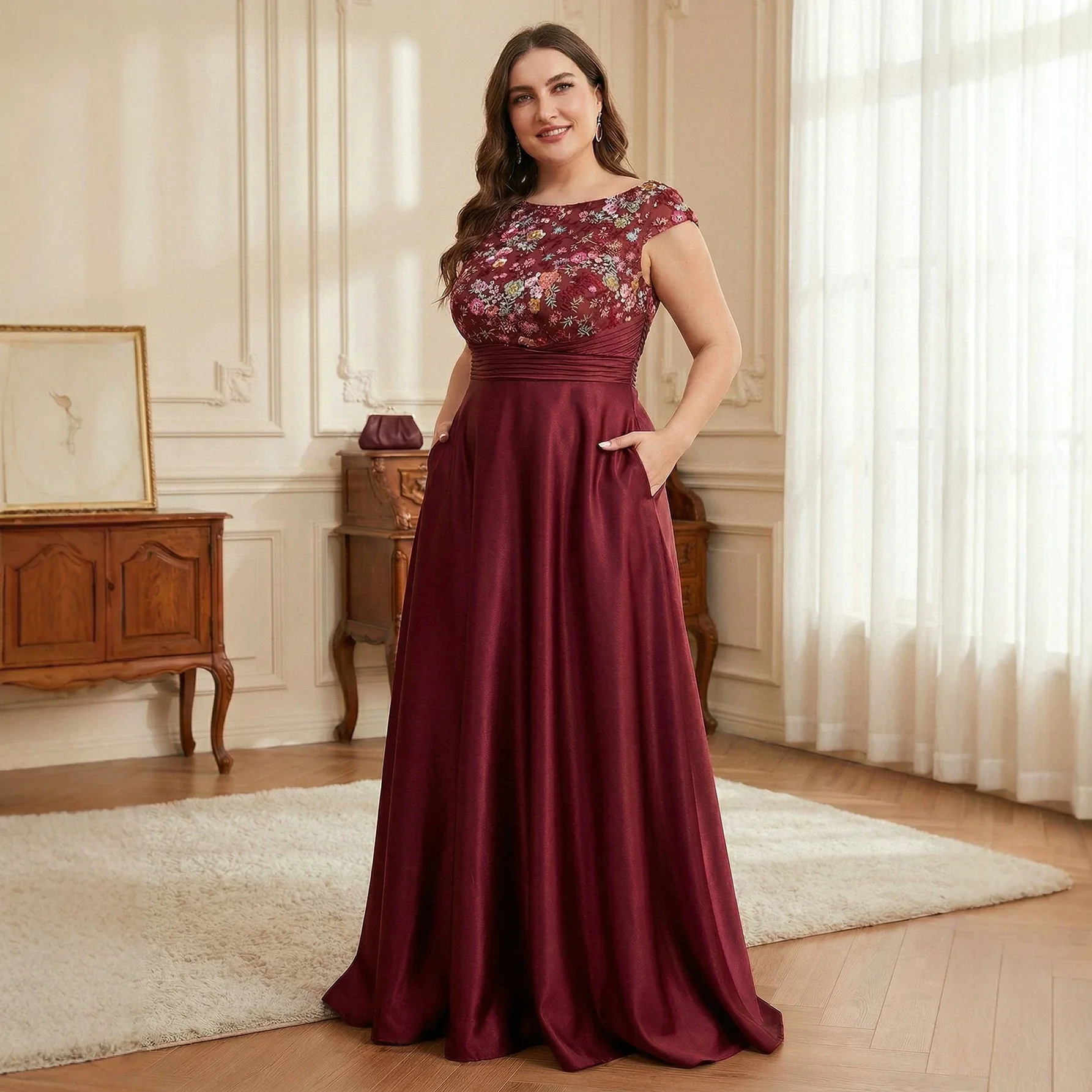 Abito lungo in raso bordeaux taglie forti con ricamo floreale, scollo a barchetta, maniche a cappuccio, vita arricciata, linea ad A fluida, per la madre della sposa, da sera