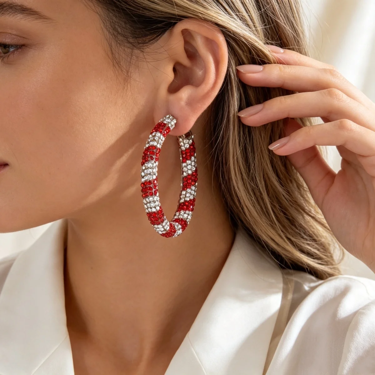 Weihnachtliche Vollrot-Weiß-Strass-Zuckerstangen-Creolen für Damen, Glänzende Gedrehte Streifen-Kreis-Ohrringe Schmuck – Detail 9