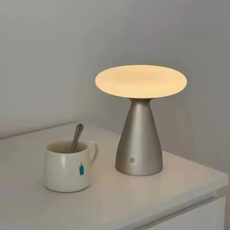 Nordic Creative Aluminum Glass Mushroom LED Decor Desk Lamp Fashion High end Study Room Bedroom Lighting Fixtures
