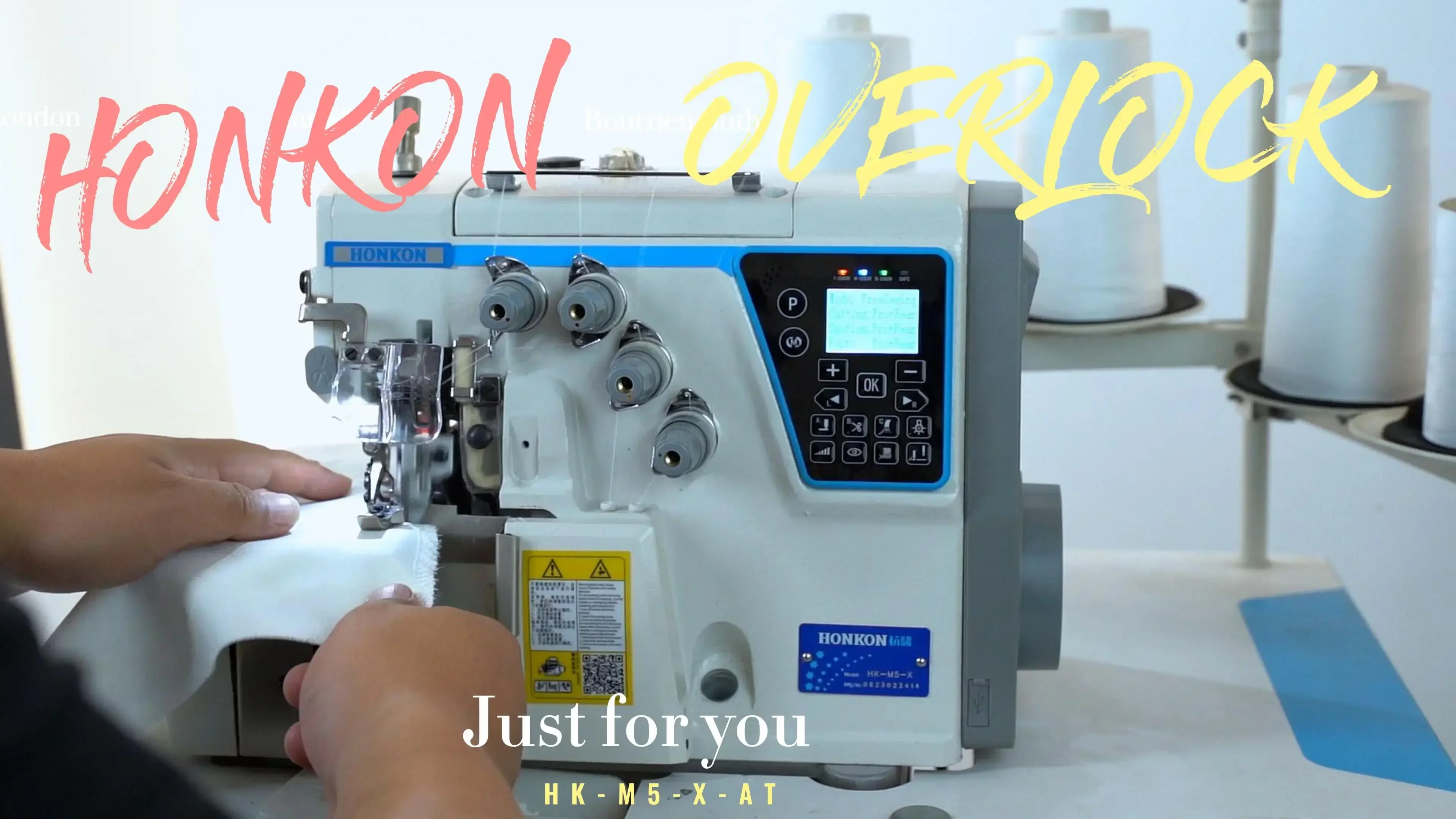 ماكينة خياطة الأوفرلوك عالية السرعة ذات محرك مباشر للكمبيوتر أوتوماتيكي بالكامل مناسبة للقمصان والقمصان والجينز HK-M5-X-AT