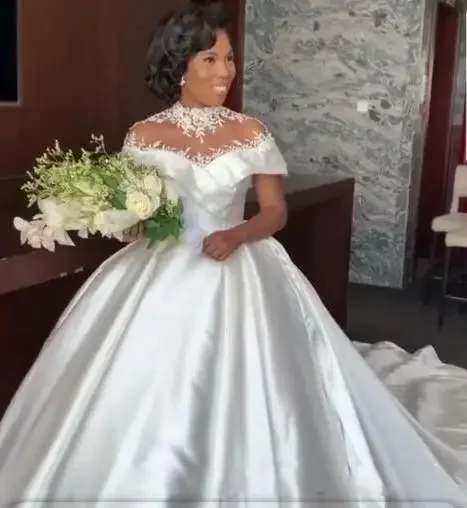 Vestidos de novia de talla grande personalizados, vestido de novia modesto de satén con cuello transparente y encaje, vestidos de novia campestres con tren de conteo