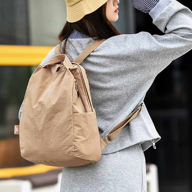 حقيبة ظهر نسائية عصرية متعددة الاستخدامات لعام 2026 حقيبة ظهر كاجوال بسيطة مقاومة للماء من قماش النايلون بتصميم بلون سادة
