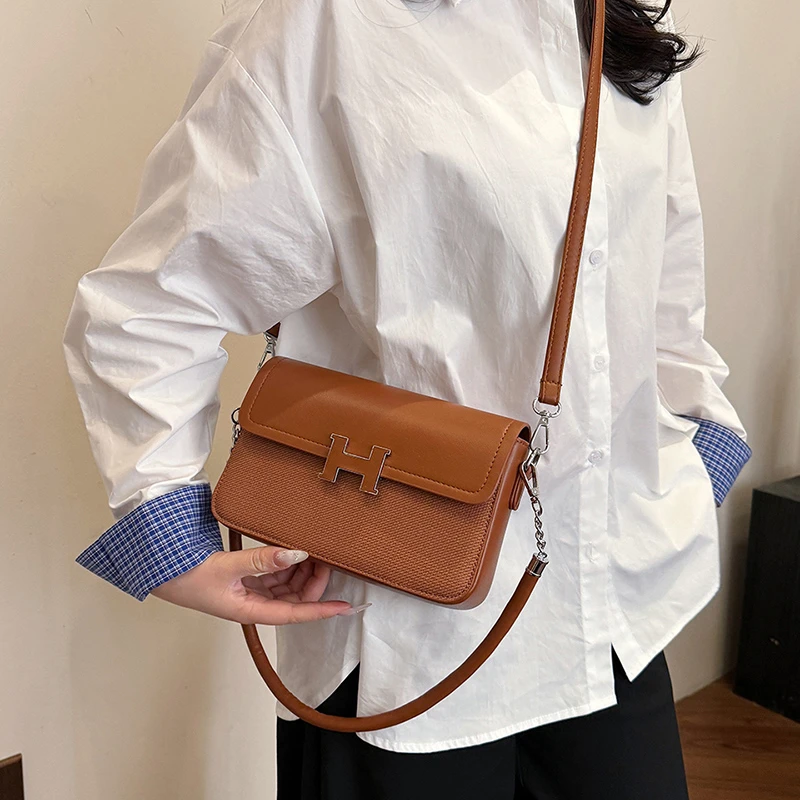 

Classic Designer Commuter Bag With Elegant Leather And Large Capacity Ideal For Stylish Women Business Leisure