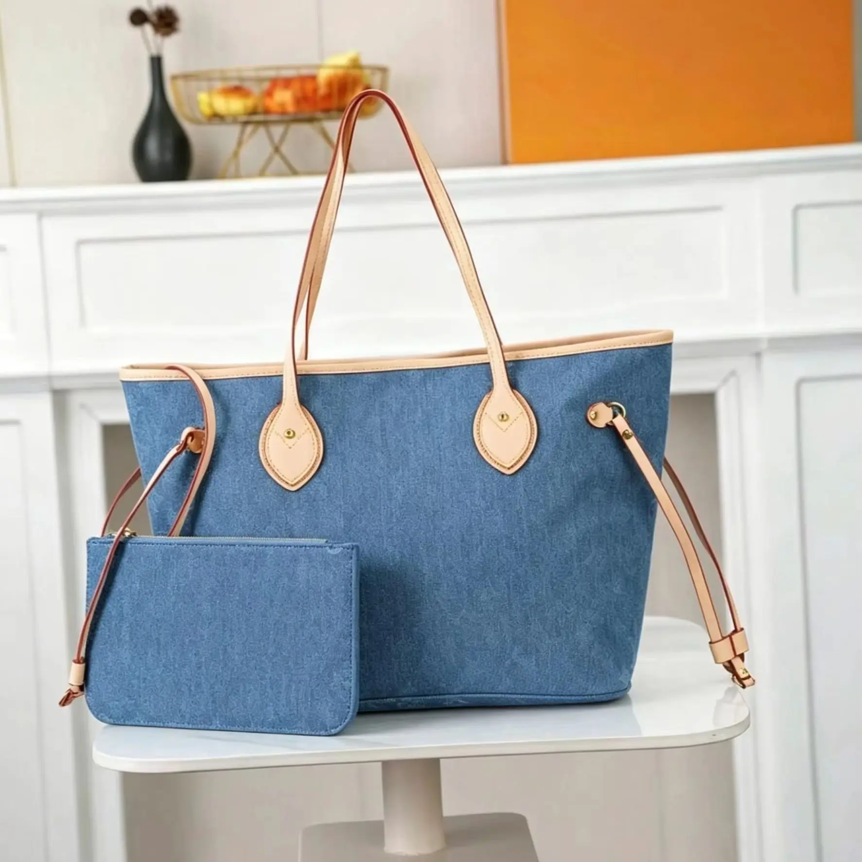Große Tragetasche aus gewaschenem blauem Denim, Lederbesatz an den oberen Griffen, passende abnehmbare Mini-Reißverschlusstasche, Shopper-Tasche mit Kordelzug an der Seite.