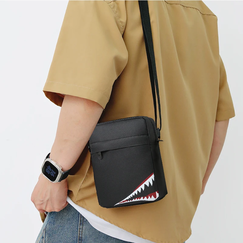 Unifarbene Taschen für Damen und Herren ohne Muster eignen sich ideal für Reisen, Ausflüge und Fotoshootings. – Detail 8