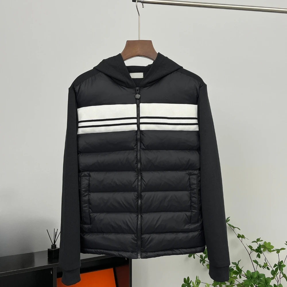 سترة رجالية فاخرة خفيفة الوزن وقصيرة من ريش البط معطف بقلنسوة من العلامة التجارية الشهيرة لفصل الشتاء تحت السترة بحشوة خفيفة الوزن