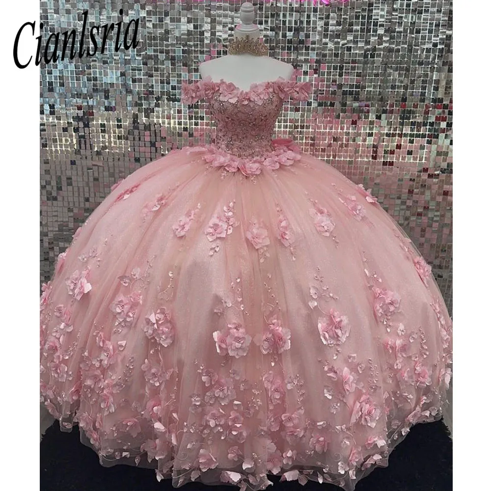 Luxo rosa fora do ombro Vestidos Quinceanera Lace Applique 3D Flores Ball Gown Doce 15 16 Birthday Party Gown