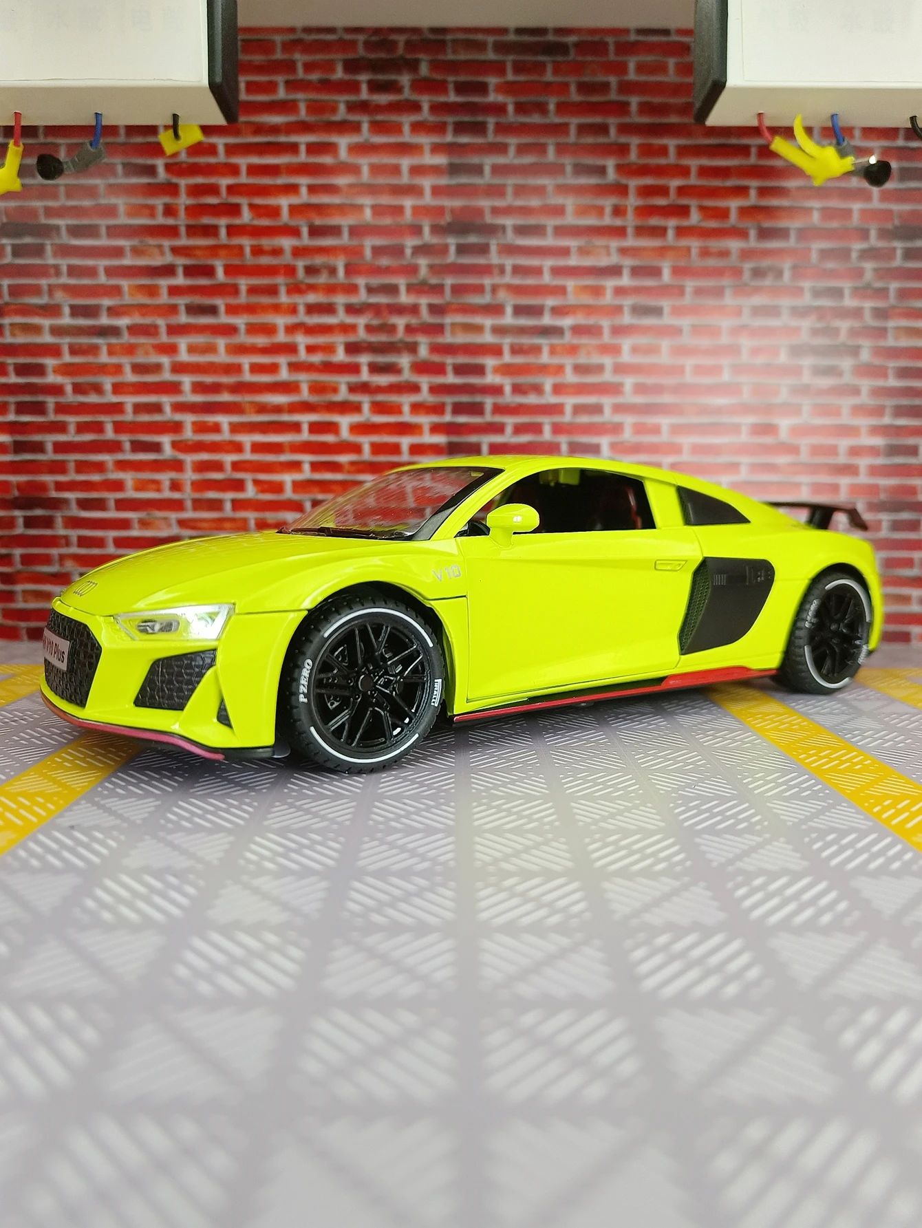 1:24 simulação Audi R8 V10 liga modelo de carro ornamento, coleção de portas e capô do motor, porta-malas pode ser aberta, som e luz