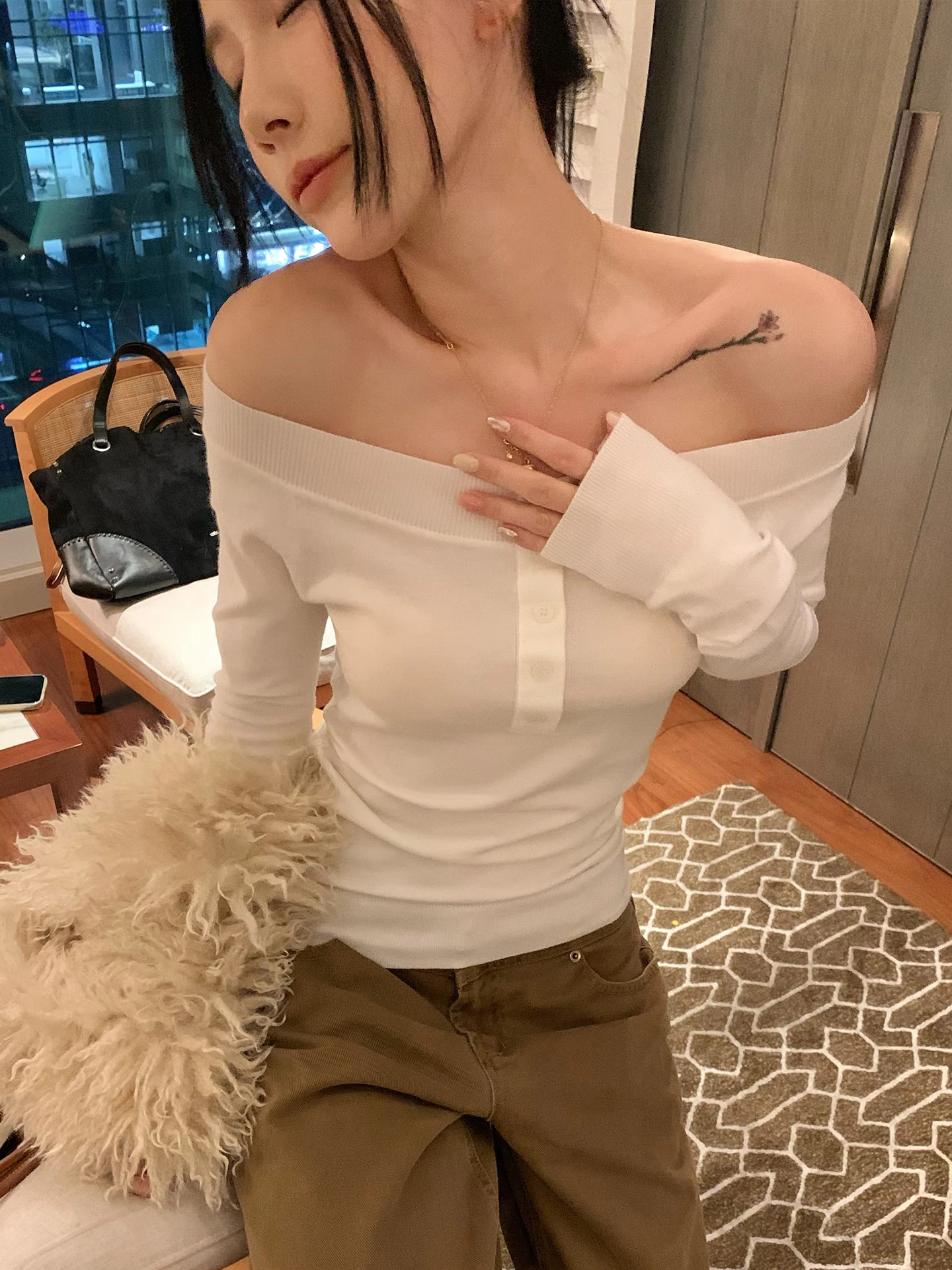 

White Knitted Long Sve Base irt Women's Autumn Winter Korean Sle Two-Way Wearable Knitwear T-irt oulder Bared Base...