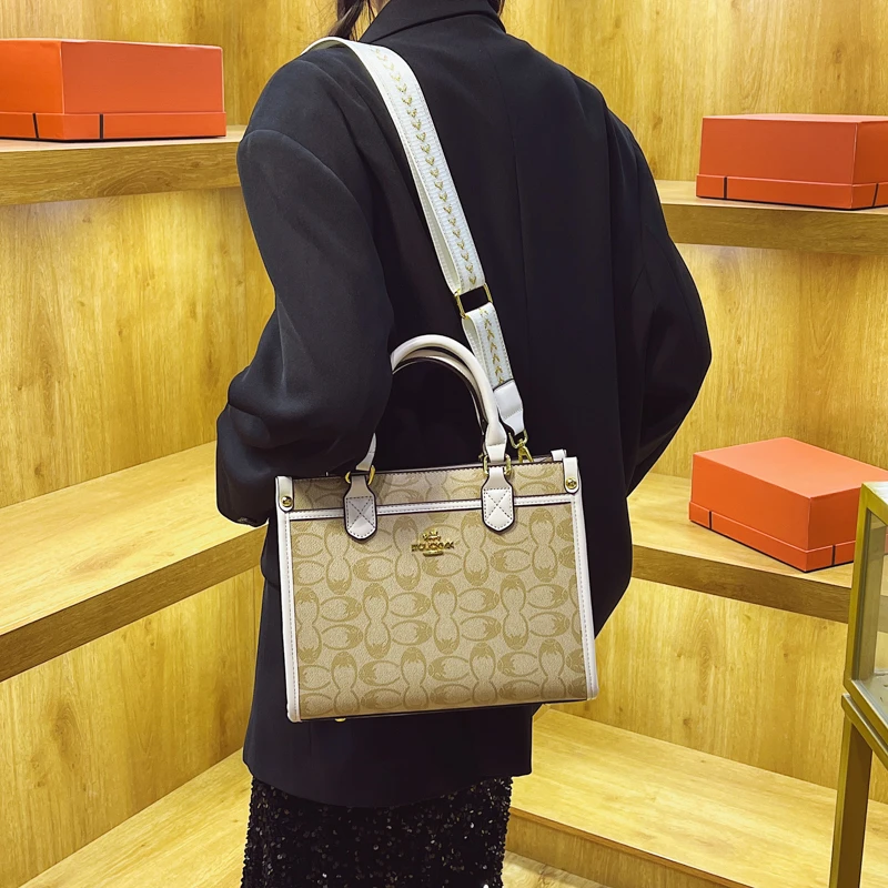 

Luxury Stylish Messenger Bag For Business Women Commuter Use Large Capacity And Elegant Paris Fashion