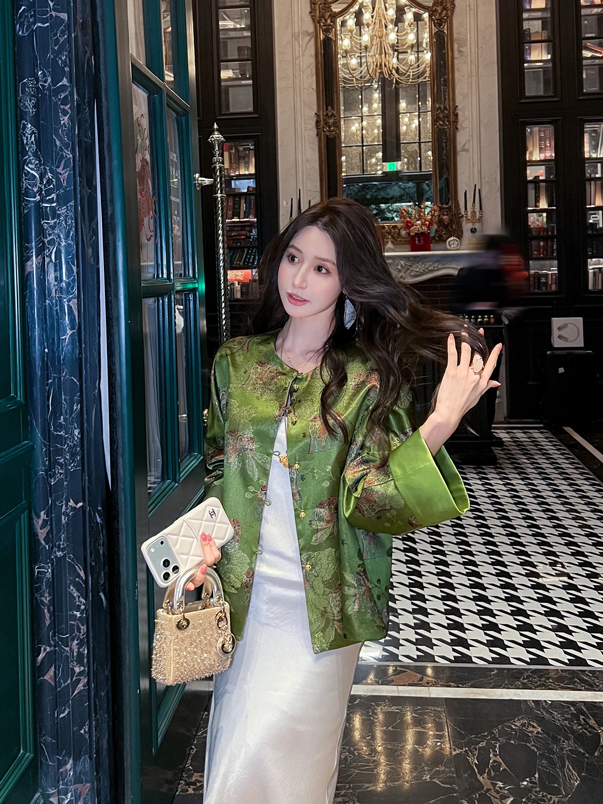 

Новая китайская шелковая женская куртка с цветочной вышивкой, универсальный топ, весна 2026, модный ретро-стиль, свободный крой, длинный рукав