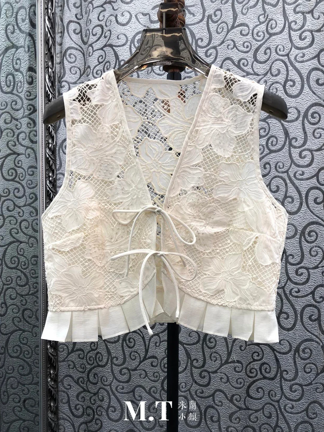 

Milan Small Town Lace Embroidery Waist Cinching Sleeveless Vest Casual Style Women's Fashion Polyester Fabric V-Neck Short Le...