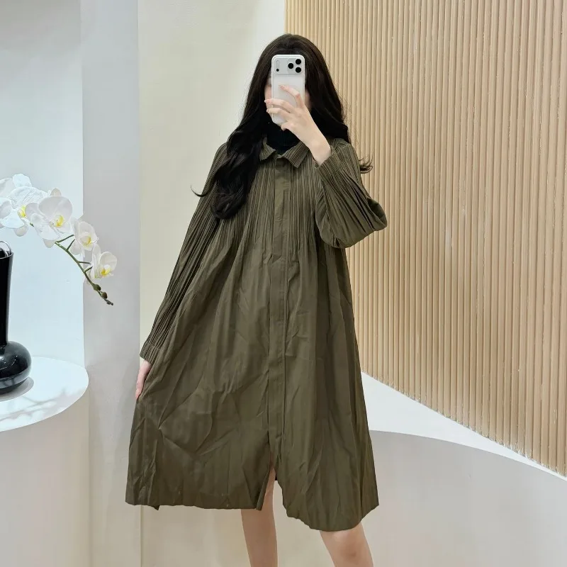 مياكي فستان مطوي 2025 خريف جديد عالي الجودة تحسس متوسط الطول سترة الرياح الفرنسية الرجعية موضة خندق معطف مسمار زر فستان