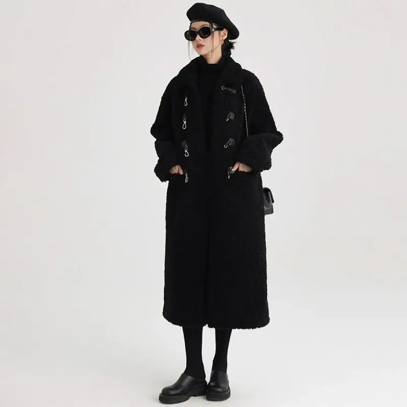 Płaszcz zamszowy z futra jagnięcego dla kobiet na zimę 2025, z luźnymi guzikami z rogu wołu i grubym futrem, jednoczęściowy płaszcz.