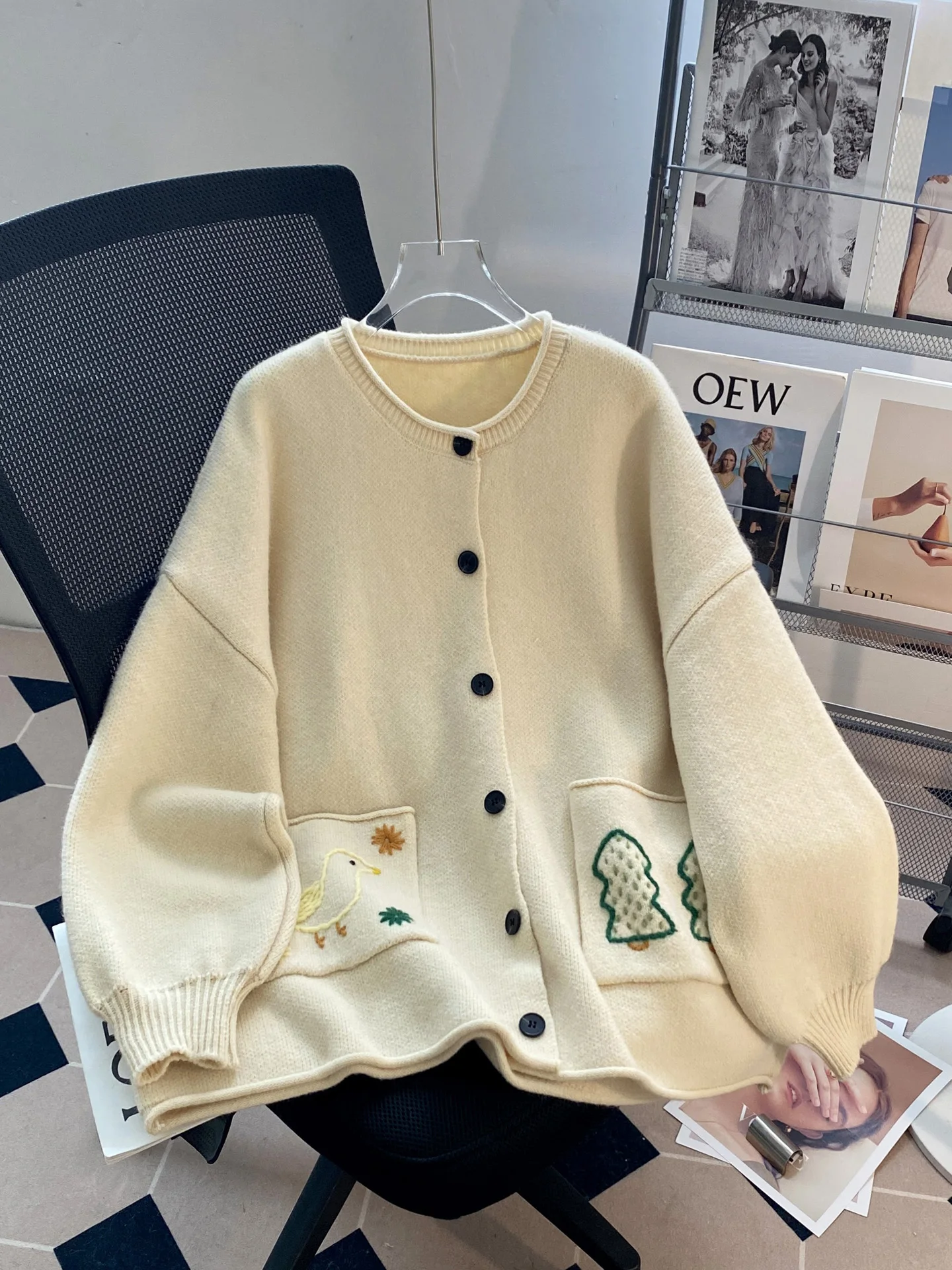 

Свободный мягкий свитер в студенческом стиле, кардиган для женщин, осень-зима 2025, новая карманная изысканная вязаная куртка с вышивкой, топ