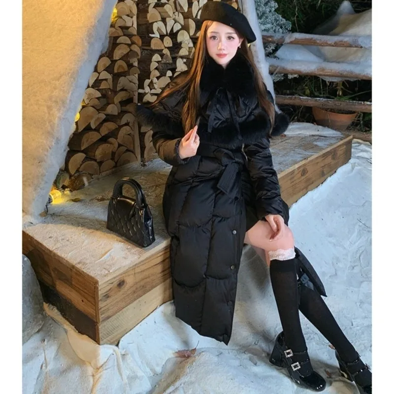 El nuevo cuello de piel de copia desmontable de alta gama con longitud media hasta la rodilla que cincha la cintura te hace parecer más delgado en abrigo de invierno