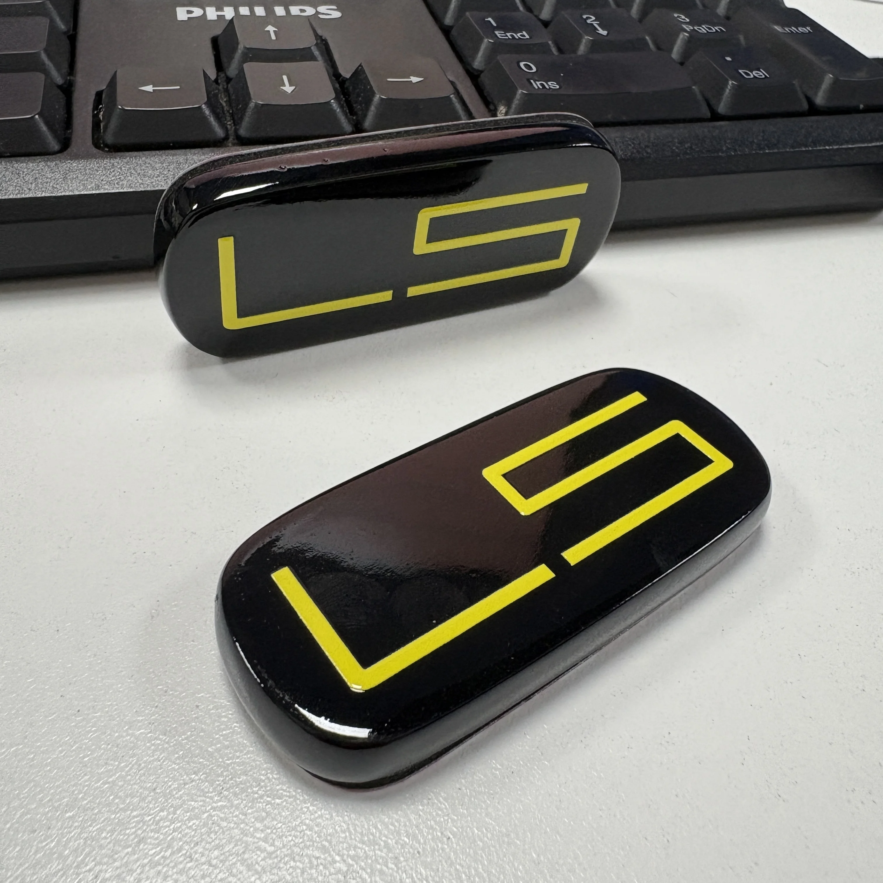 

Черно-золотая отделка значка 99-07 Боковой корпус Эмблемы LS 3D Сменный значок 15036135 (опция)