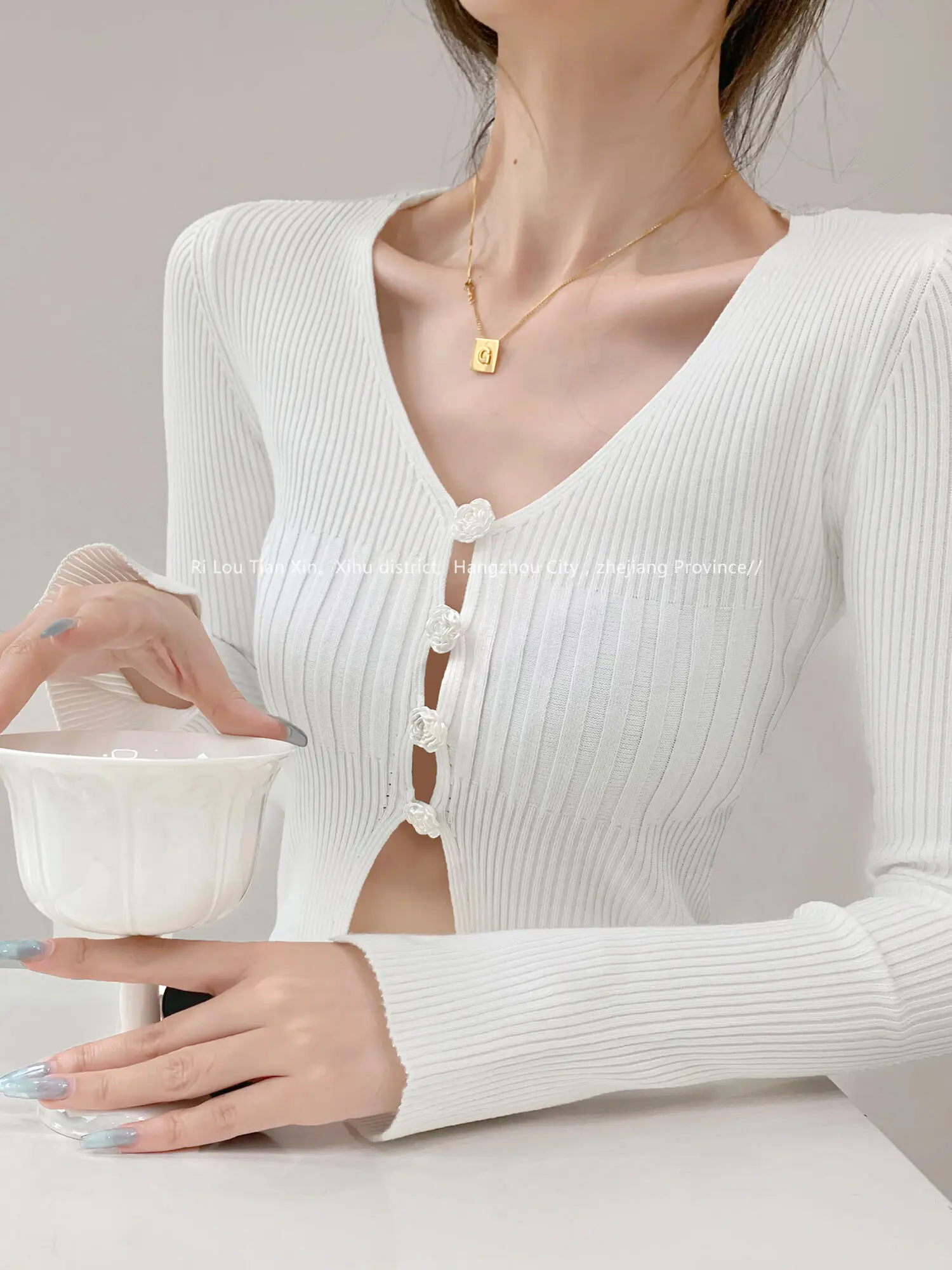 Thin Early Autumn Style Rose Button V-neck Knitted Long Sleeved Cardigan 2024 Solid Color Screw Thread Slim Short Top 0OJ3