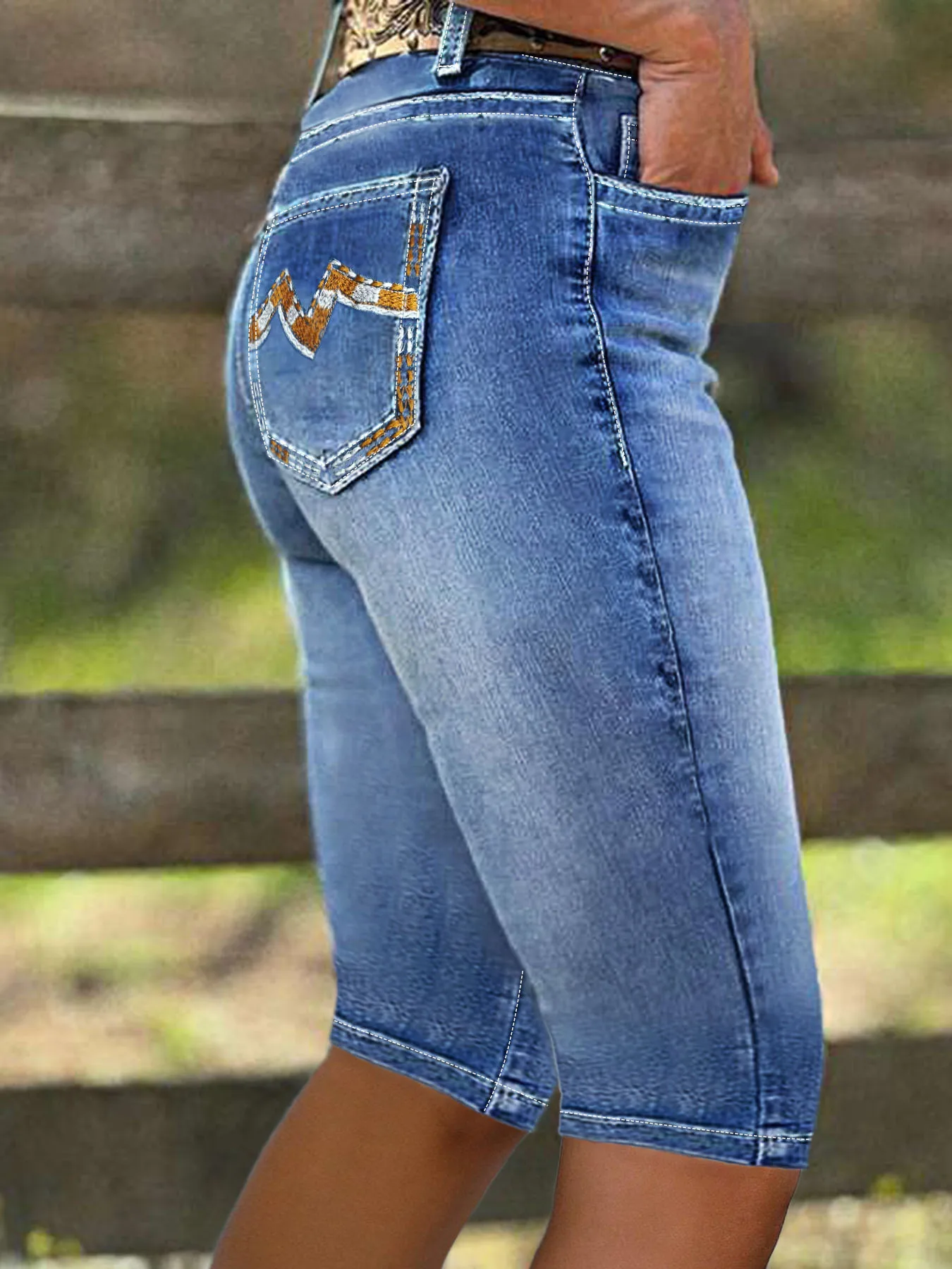 

Women's Dark Blue Gradient Washed Denim Capris, Wave Embroidered Back Pocket, Butt-Lifting Slimming Versatile Knee-Length Pants