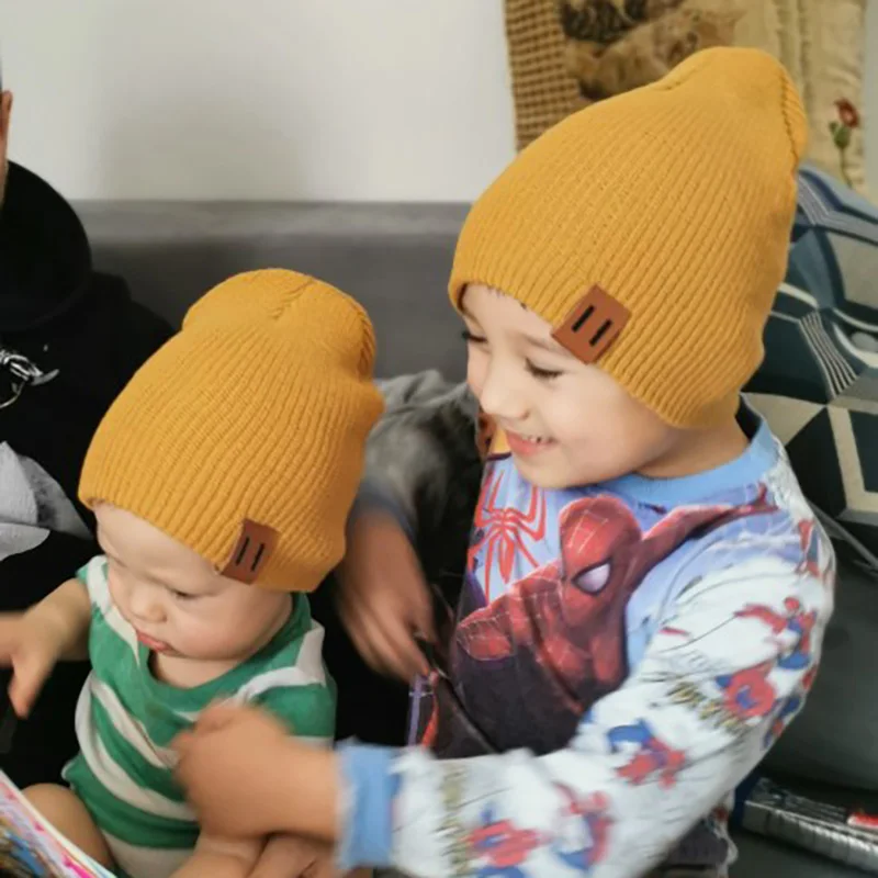 Chapéu de malha de bebê com etiqueta de couro gorro quente para crianças e adultos, boné recém-nascido para meninos e meninas, outono e inverno