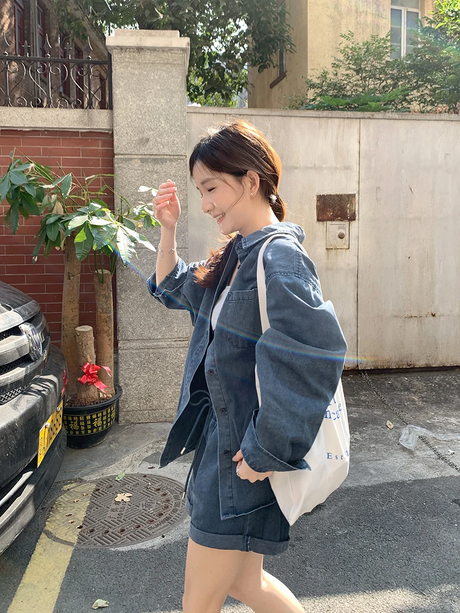 

Комплект XierZ: джинсовая куртка свободного кроя в стиле ретро и широкие джинсовые шорты — модная весенняя коллекция для женщин 25-35 лет