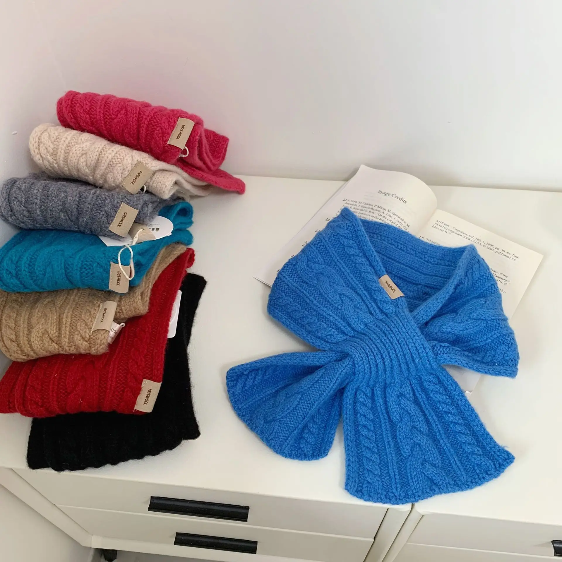 وشاح صغير أحمر من الصوف الخالص بنسبة 100% للنساء للشتاء وواقي للرقبة وشاح قصير كسول متقاطع